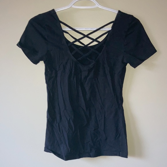 Black top with reversible criss cross pattern - Picture 2 of 2